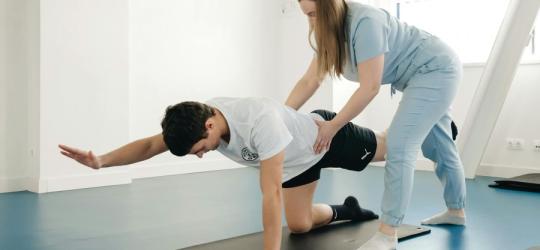Pacjent podczas rehabilitacji z fizjoterapeutą.