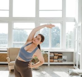 Kobieta wykonuje ćwiczenia rehabilitacyjne w domu.