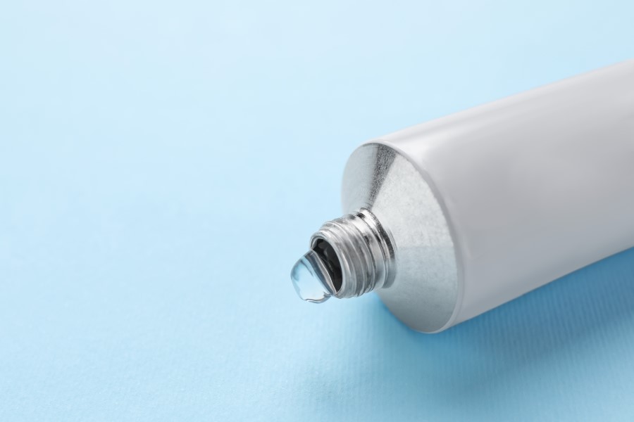 Tubka żelu na błękitnym tle.