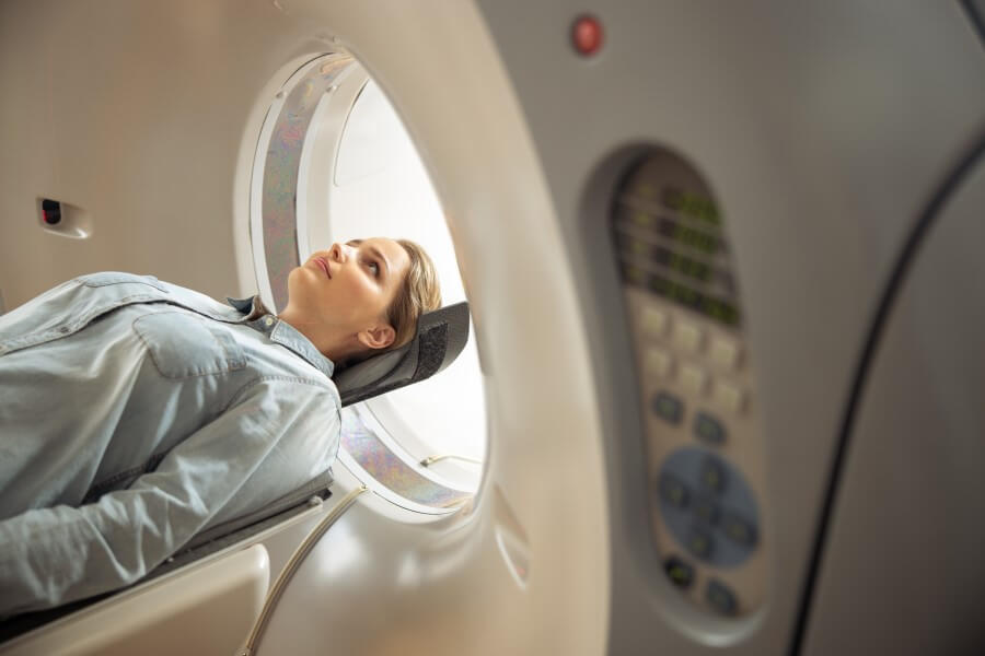 Pacjentka w trakcie rezonansu magnetycznego głowy.