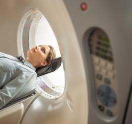 Pacjentka w trakcie rezonansu magnetycznego głowy.