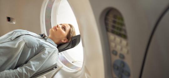 Pacjentka w trakcie rezonansu magnetycznego głowy.