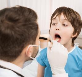 Chłopiec podczas badania u laryngologa.