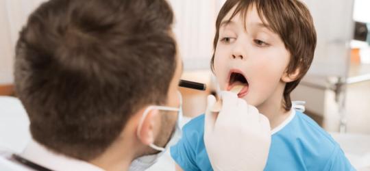 Chłopiec podczas badania u laryngologa.