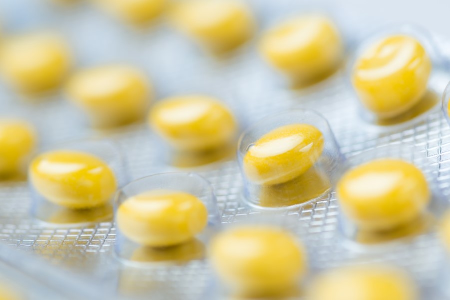 Żółte tabletki z rutozydem zamknięte w blistrze.