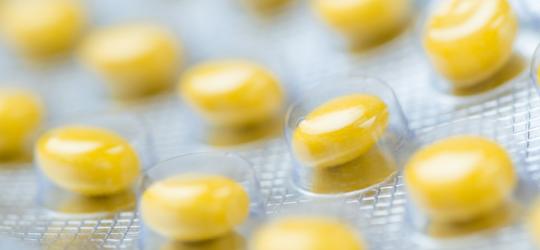 Żółte tabletki z rutozydem zamknięte w blistrze.