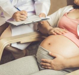 Ciężarna kobieta podczas wizyty u ginekologa.