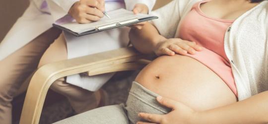 Ciężarna kobieta podczas wizyty u ginekologa.