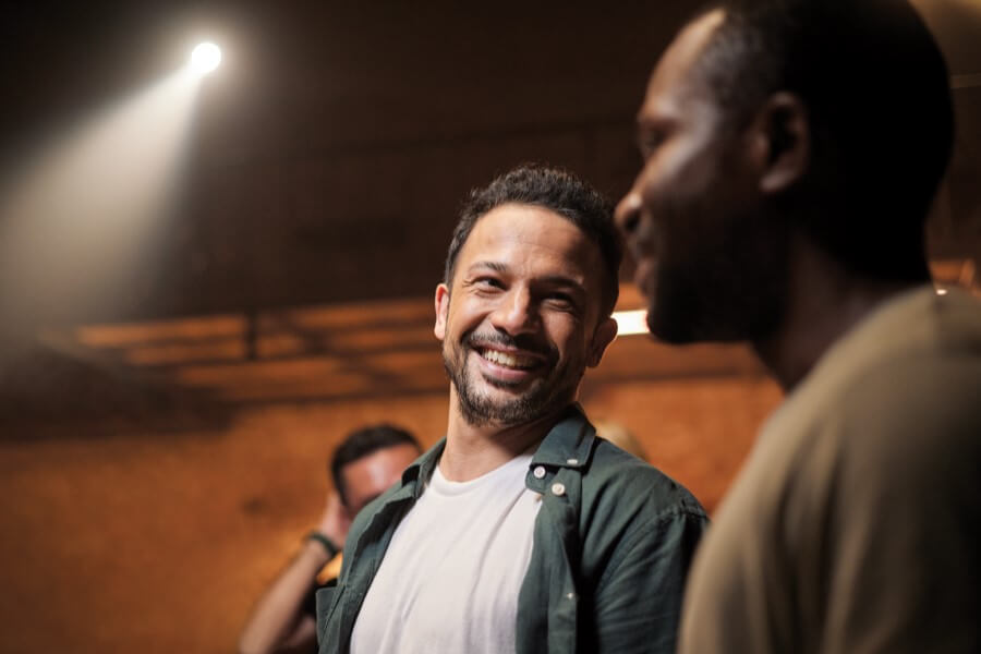 Mężczyzna spędza czas ze znajomymi.