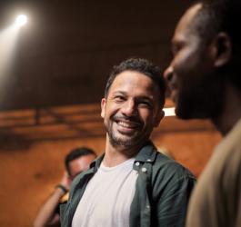 Mężczyzna spędza czas ze znajomymi.