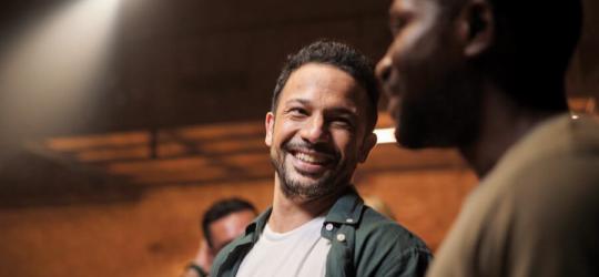 Mężczyzna spędza czas ze znajomymi.