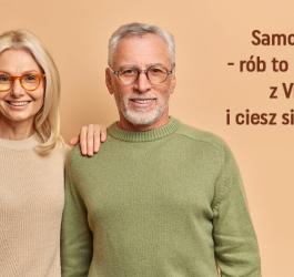 Para w średnim wieku pozuje do zdjęcia. Obok logotyp VisiMed.