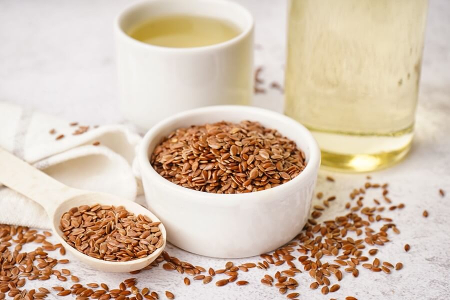 Nasiona siemienia lnianego w ceramicznej misce.