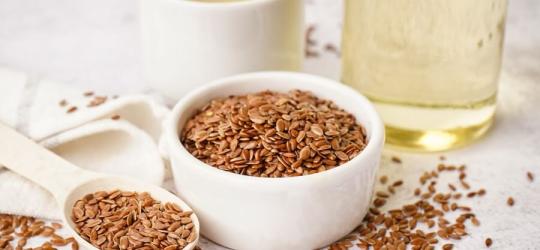 Nasiona siemienia lnianego w ceramicznej misce.