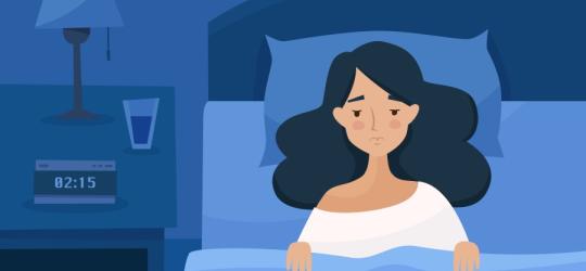 Grafika 2D. Jest 2 w nocy, kobieta leży w łóżku i nie śpi, dokucza jej bezsenność.