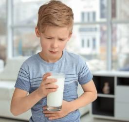 Chłopiec ma problemy żołądkowe po wypiciu mleka ponieważ cierpi na skazę białkową.