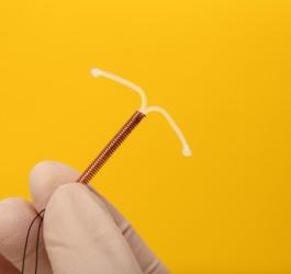 Spirala antykoncepcyjna w ręce medyka.