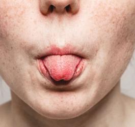 Kobieta pokazuje język.