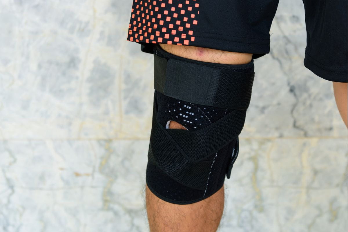 Stabilizator na kolanie pacjenta.