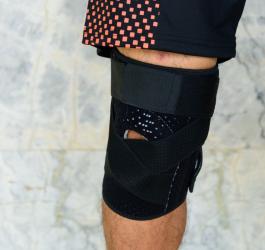 Stabilizator na kolanie pacjenta.