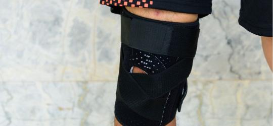 Stabilizator na kolanie pacjenta.