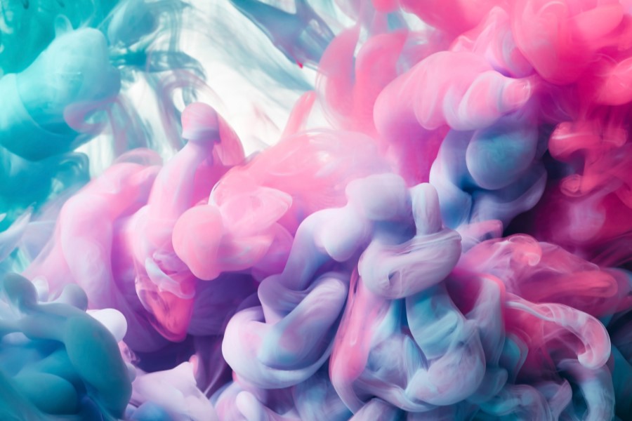 Kolorowe krople atramentu w wodzie.