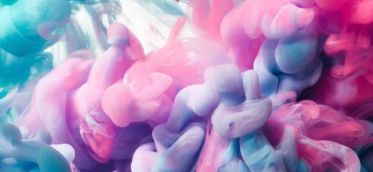 Kolorowe krople atramentu w wodzie.