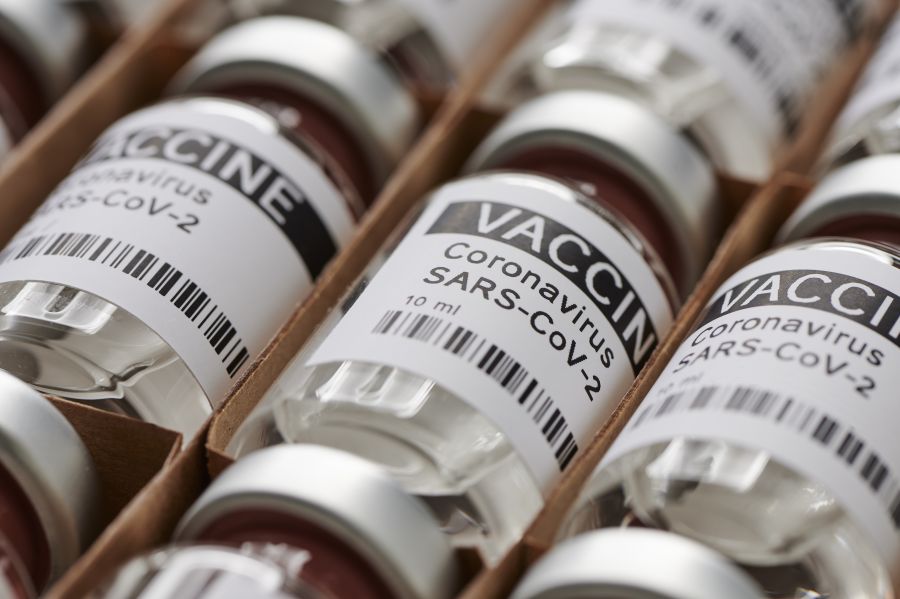Tekturowe kartoniki, a w nich fiolki zawierające szczepionki przeciwko SARS-CoV-2.