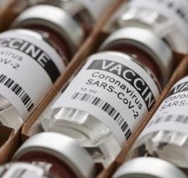 Tekturowe kartoniki, a w nich fiolki zawierające szczepionki przeciwko SARS-CoV-2.