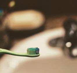 Szczoteczka do zębów z nałożoną porcją pasty.