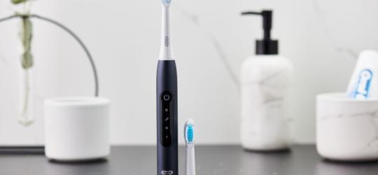 Szczoteczka soniczna marki Braun Oral-B.