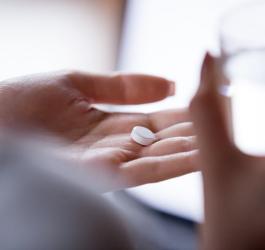 Kobieta zażywa tabletkę dzień po.