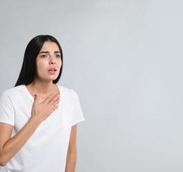 Przestraszona kobieta doświadcza tachypnoe.