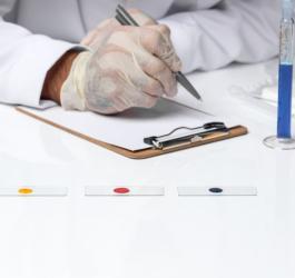 Lekarz podczas analizy wyników testu alergicznego.