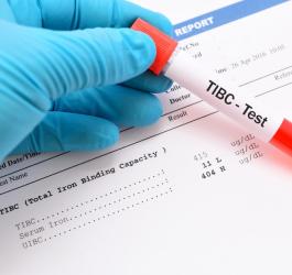 Fiolka z krwią przeznaczoną do badania TIBC.