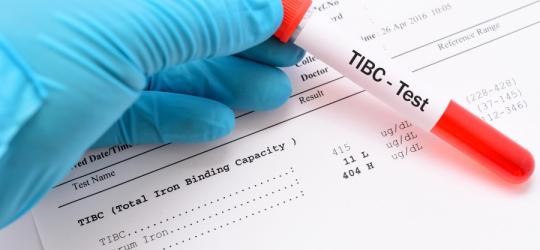 Fiolka z krwią przeznaczoną do badania TIBC.