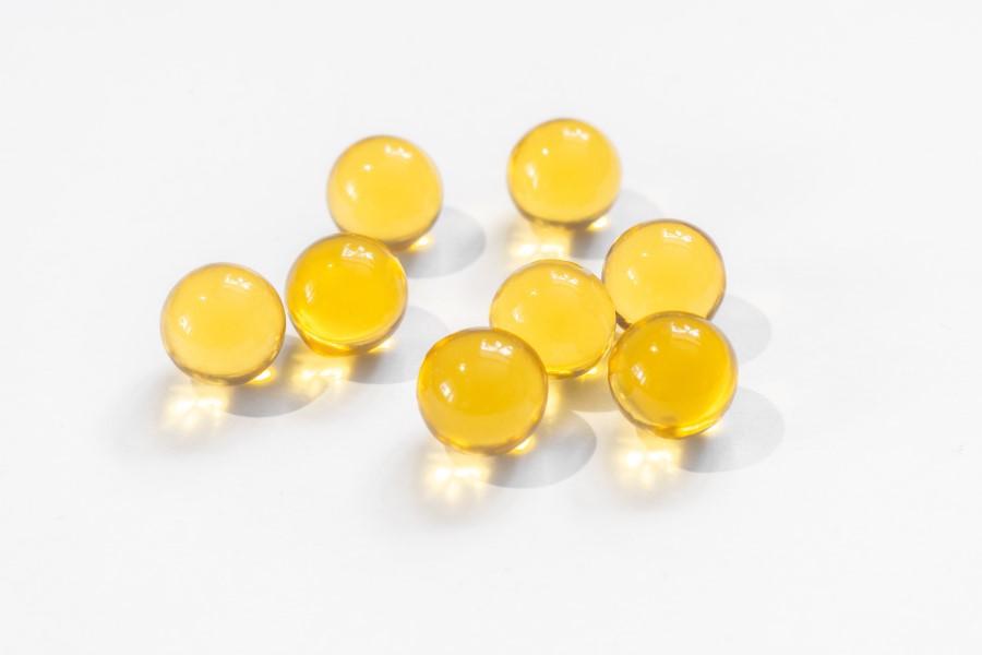 Żelatynowe kapsułki zawierające tran.