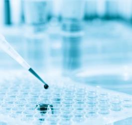 Sprzęt laboratoryjny i mikropróbówki.