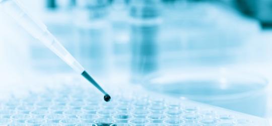 Sprzęt laboratoryjny i mikropróbówki.