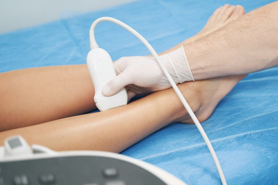 Pacjenta podczas badania USG dopplerowskiego kończyn dolnych.