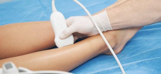 Pacjenta podczas badania USG dopplerowskiego kończyn dolnych.