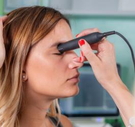 Pacjentka ma wykonywane USG gałki ocznej.