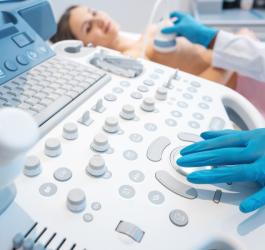 Pacjentka w gabinecie lekarskim ma wykonywane USG piersi.