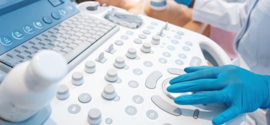 Pacjentka w gabinecie lekarskim ma wykonywane USG piersi.