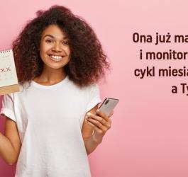 Kobieta trzyma w jednej dłoni kalendarz, w drugiej telefon. Obok logo aplikacji VisiMed.