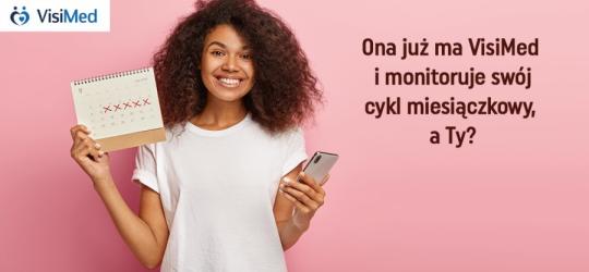 Kobieta trzyma w jednej dłoni kalendarz, w drugiej telefon. Obok logo aplikacji VisiMed.