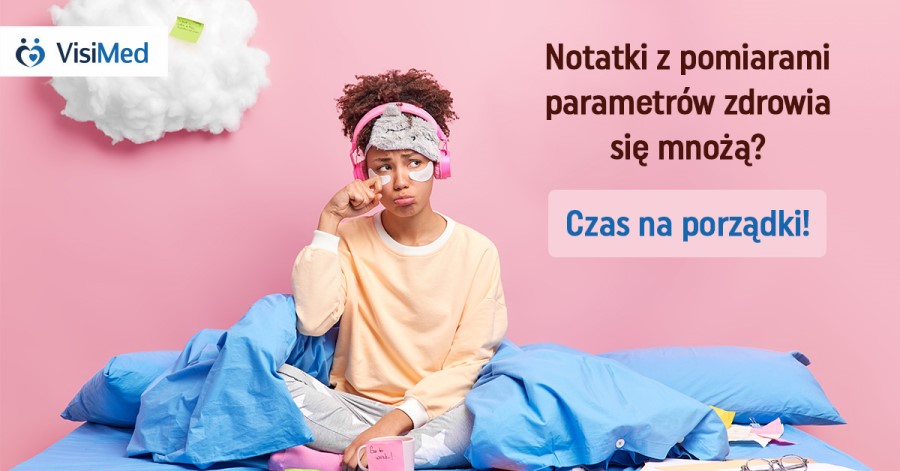 Kobieta w pidżamie, siedzi w łóżku, ma na głowie opaskę na oczy i słuchawki.