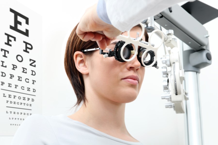 Pacjentka podczas badania u okulisty w kierunku wad wzroku.