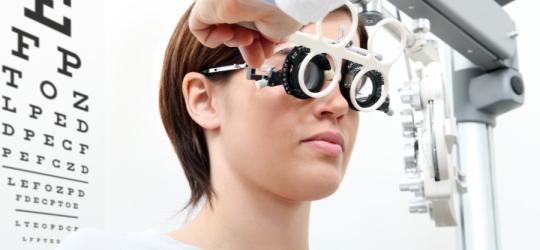 Pacjentka podczas badania u okulisty w kierunku wad wzroku.