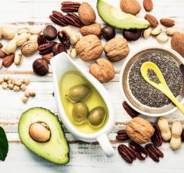 Orzechy, nasiona i owoce bogate w witaminę E.
